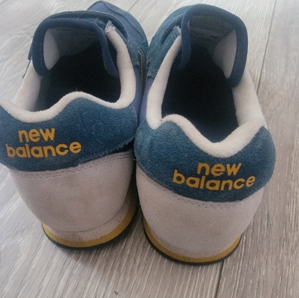 New Balance 520 Shoes - Picture 4 of 6
